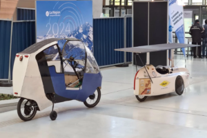 Enclosed ebike uses retractable outriggers to keep riders on the upright