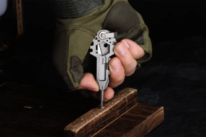 3rd-Gen multitool packs 20 functions into funky key form