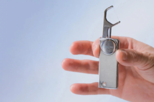 Reusable flosser skips disposable plastic for an EDC-style design