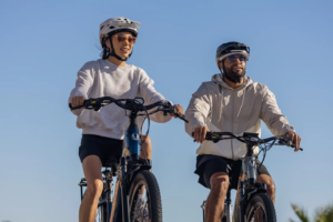 Light-packin' mesh intercom helmet connects up to 15 cyclists at once